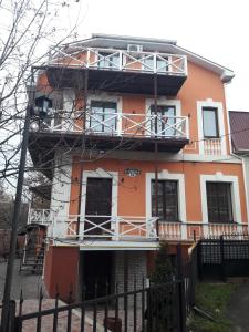 文尼察FAMILY apartment的一座橙色的建筑,上面设有一个阳台