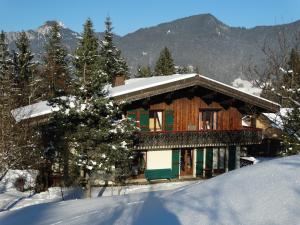 Seytroux乐布瓦德路易松住宿加早餐旅馆的山前雪覆盖的房子