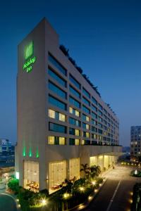 孟买孟买国际机场假日酒店的夜间标有标志的酒店大楼