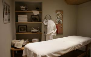 博尔米奥拉里斯毕安科酒店的一间卧室配有床和带毛巾的架子