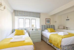 多切斯特The Elbow的卧室设有两张黄色和蓝色的床