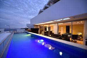 埃拉特Private pool Luxury penthouses sea view Eilat的一座晚上设有游泳池的房子