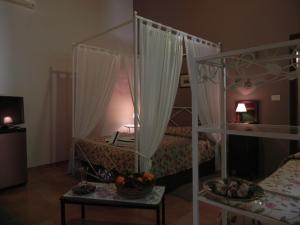 Case MonterossoMasseria Case Damma的一间卧室配有一张双层床和一张带一碗水果的桌子。