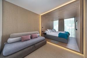 塞尔瑟卡塔琳娜酒店的一间卧室配有两张床和一张沙发。