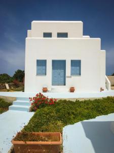 Áno MeriáAnatoli的白色的房子,有蓝色的门和红色的花