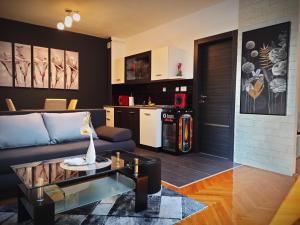 奥西耶克Apartman Aurelius - private parking的客厅配有沙发和桌子