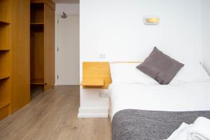 利默里克Dromroe Village University of Limerick的一间卧室设有两张床,铺有木地板