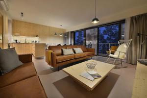 伏尔塔瓦河畔利普诺Element Lakeside Apartments的客厅配有沙发和桌子
