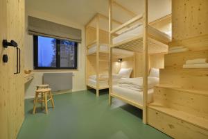 伏尔塔瓦河畔利普诺Element Lakeside Apartments的带两张双层床和凳子的房间