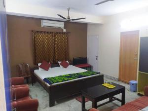 ĀsansolM/s HOTEL DIWAN INTERNATIONAL的卧室配有一张床和一张桌子