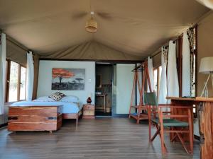 KajiadoOldonyo Orok Lodge的帐篷内一间卧室,配有一张床