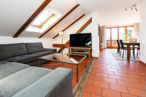 加尔米施-帕滕基兴M9 Appartment的带沙发和电视的客厅