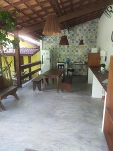普拉亚多Aruá Observação de aves e natureza的客房内的厨房配有桌子和冰箱
