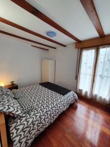 格尔尼卡Gernika Urdaibai的一间卧室配有一张床,铺有木地板