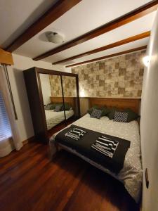 格尔尼卡Gernika Urdaibai的一间卧室配有一张床和一面大镜子