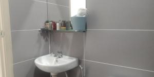瓜拉丁加奴ZR D'Jembal Homestay, Gong Badak的白色的浴室设有水槽和镜子