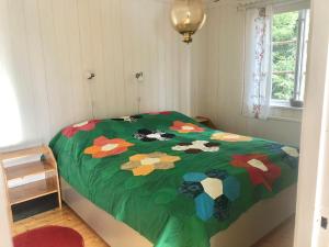 耶尔夫瑟Bialett的一间卧室,床上放着鲜花