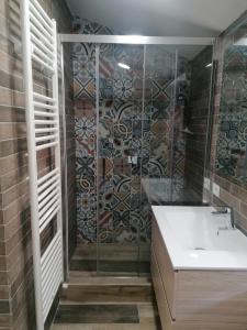 卡普拉罗拉IL Cavour的带淋浴、浴缸和盥洗盆的浴室