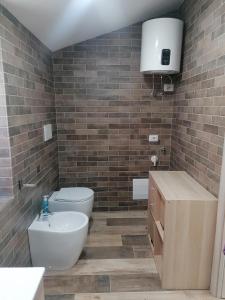 卡普拉罗拉IL Cavour的浴室配有卫生间、浴缸和水槽。