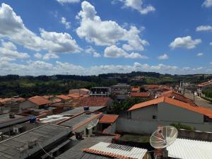 拉夫拉斯HOSTEL DO PAPAI 2的从城镇屋顶上欣赏美景