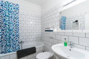 杜塞尔多夫Apartment 120 qm -3 Schlafzimmer-2 Bäder- für 8 Gäste的浴室设有卫生间、水槽和淋浴帘