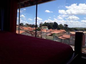 拉夫拉斯HOSTEL DO PAPAI 2的卧室窗户享有城市美景。
