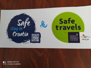 法扎纳Apartman Snježana的一种标志,表明坐在克罗地亚并安全旅行