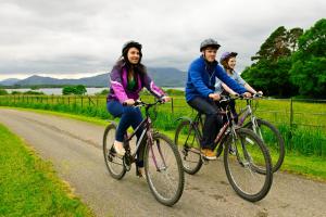 基拉尼The Reserve at Muckross Park的一群人骑着自行车沿着马路