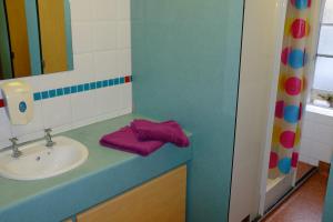 巴斯Bath YMCA Hostel的一间带水槽和镜子的浴室