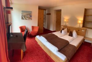 温特加斯霍夫吉斯特因山地酒店的酒店客房设有一张大床和一台电视。