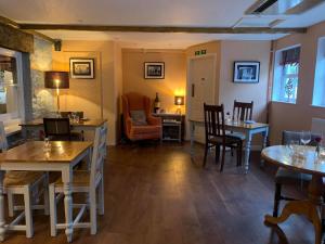 利德福德The Dartmoor Inn at Lydford的带桌椅的房间和客厅