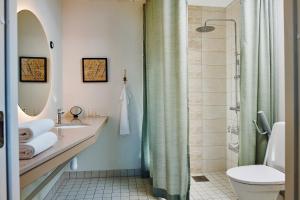 锡姆里斯港Gladsax Gårdshotell的一间带两个盥洗盆和淋浴的浴室