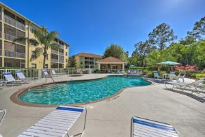 那不勒斯Quiet Lely Resort Condo with Pool - 2 Mi to Golf!的一个带躺椅的游泳池和一间酒店