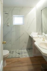 卡斯卡伊斯维拉比库达度假酒店的白色的浴室设有卫生间和水槽。
