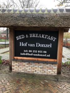 NistelrodeHof van donzel的公园里一辆热面包车的标志