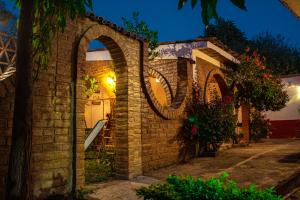 马斯科塔Villa Flores, casa en el centro de Mascota的夜间有白色门的砖房
