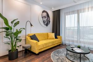 弗罗茨瓦夫Dream4You Apartments的客厅配有黄色的沙发和桌子