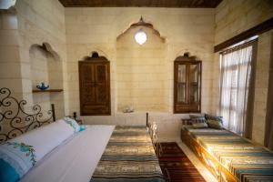 尚勒乌尔法Hayatlı Konak的带2张床的客房,位于带窗户的房间内