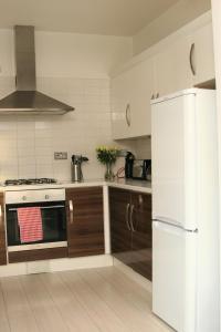 BeamishTwizell Lane的厨房配有白色冰箱和木制橱柜。