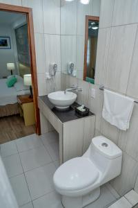 弗洛勒斯Hotel Casazul的浴室配有白色卫生间和盥洗盆。
