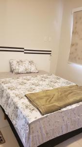 特雷斯拉瓜斯Sobrado Mobiliado的白色客房的一张床位,设有窗户