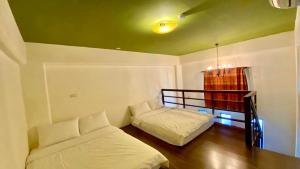 恒春古城墾丁好消息民宿Good News的客房设有两张床和一张双层床。