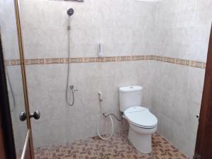 TanjungkarangRUMAH PAKSI HOMESTAY的一间带卫生间和淋浴的浴室