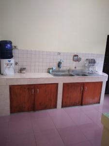 TanjungkarangRUMAH PAKSI HOMESTAY的厨房配有水槽和台面