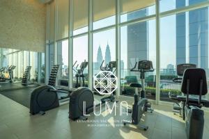 吉隆坡The Platinum Kuala Lumpur by LUMA的大楼内带跑步机和健身器材的健身房