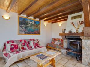 MontagnyModern Holiday Home in Montagny with Balcony的带沙发和壁炉的客厅