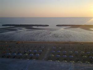 里米尼超级酒店的享有毗邻大海的停车场的空中景致