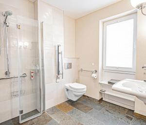 Mesenich约翰尼舍夫葡萄酒咖啡厅和旅馆的浴室配有卫生间、盥洗盆和淋浴。