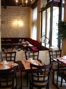 巴黎Hotel Havane Opera的餐厅内带桌椅的用餐室