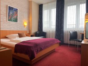 Hotel Stadt Hamburg am Fluss Saarbrücken客房内的一张或多张床位